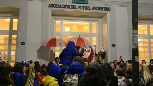 El fútbol femenino marchó a la AFA pidiendo que se investigue al DT denunciado