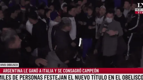 VIDEO | En pleno festejo por la Finalissima, le robaron el celular a un notero de La Nación +