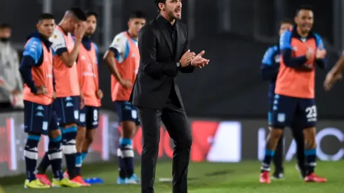 Emiliano Vecchio firmó su contrato con Racing.