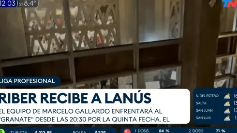 Los hinchas de Boca cargan a los de River por un zócalo de TN.