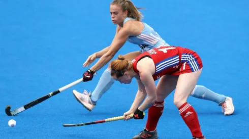 Victoria Sauze interceptando un pase de Sarah Jones en un duelo de Las Leonas ante Inglaterra.