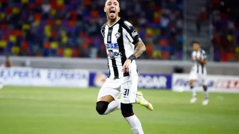 Renzo López, figura de Central Córdoba.