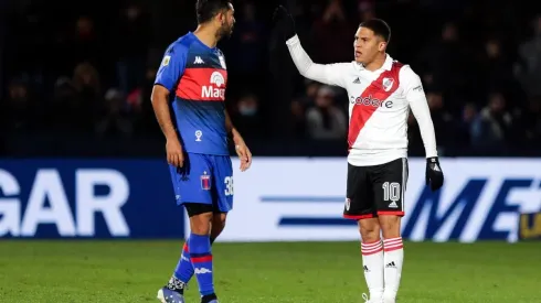 VIDEO | No se vio: el codazo de Juanfer Quintero a un alcanzapelotas de Tigre