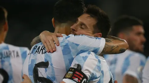 Le emotiva despedida entre Messi y Paredes en el PSG.