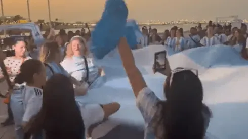 A 13 días del inicio del Mundial, se vivió el primer banderazo argentino en Qatar