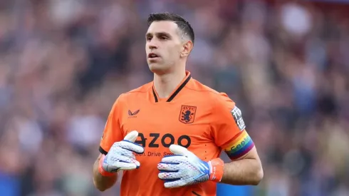 Sorpresa en el Aston Villa: el escudo que defenderá Dibu Martínez.