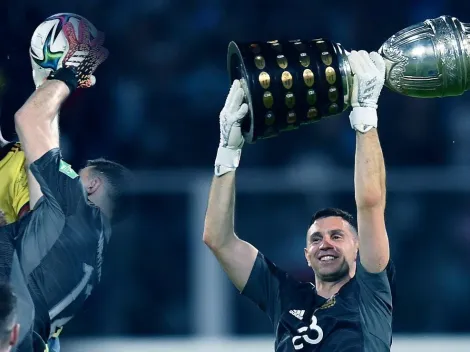 Un famoso periodista colombiano se burló de Dibu Martínez tras la derrota: "Saludos de Yerry Mina"