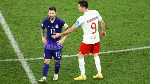 VIDEO | ¡Lo dejó pintado! Lewandowski quiso saludar a Messi y Leo lo ignoró