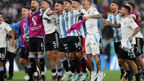 Los jugadores de Argentina festejan la clasificación a los cuartos de final de Qatar 2022.