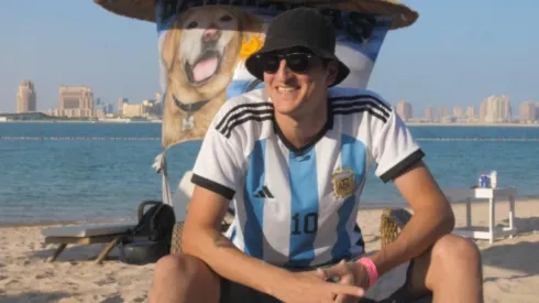 Fachu, el dueño de la famosa bandera del perro que sigue a la Selección Argentina.