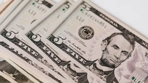 Los raros billetes de 5 dólares que se venden por un precio mucho mayor al suyo.