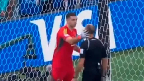 VIDEO | Nadie se dio cuenta de lo que le hizo el Dibu Martínez al árbitro en plena tanda de penales