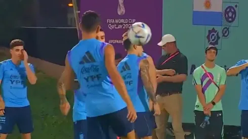 Ejercicios físicos, movimientos con pelota y una duda para Scaloni: ¿Sigue la línea de cinco?