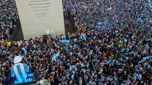 Los festejos de los hinchas argentinos en el Obelisco de Buenos Aires.