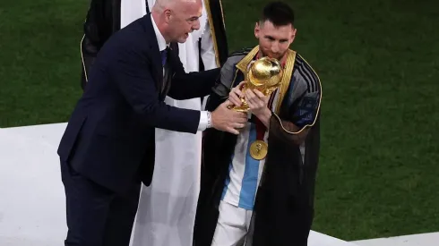 La sorprendente túnica que Lionel Messi lució al llevar la copa del mundo.