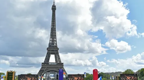 ¿Es verdad que la Torre Eiffel de París se iluminó con la bandera de Argentina?