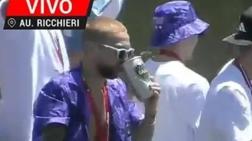 ¿Y si te llama Román? Papu Gómez, tomando en un vaso de Boca