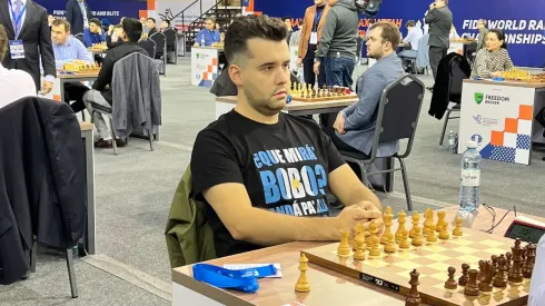 Ian Nepomniachtchi con la remera de "Qué mirás bobo", de Messi.