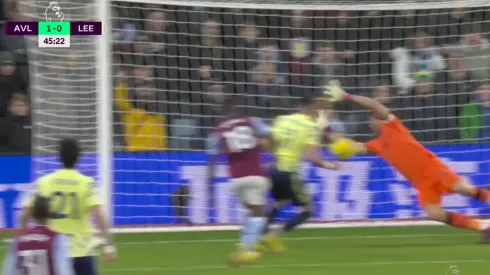 VIDEO | Una locura: la atajada a puro reflejo de Dibu Martínez en Aston Villa – Leeds