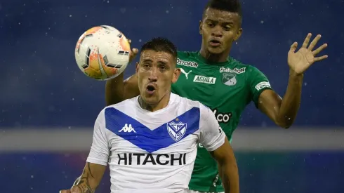 Ricardo Centurión durante un partido de Vélez.