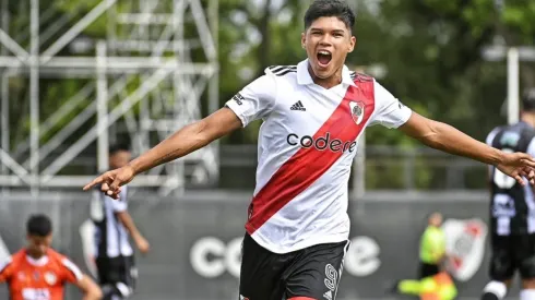 Alexis González festejando uno de sus goles.