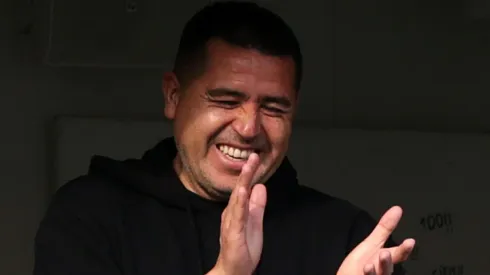 Riquelme lo sigue de cerca.