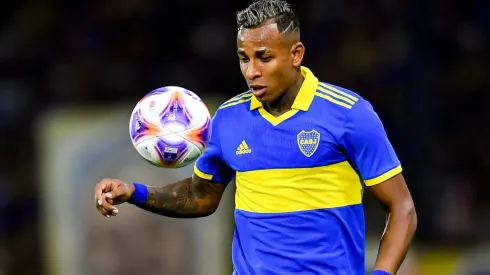 Sebastián Villa con la camiseta de Boca.