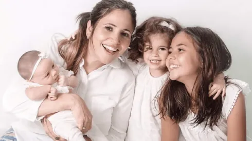 Romina junto a sus 3 hijas.