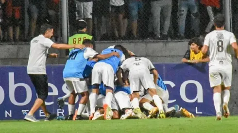 El festejo de los jugadores de Claypole.