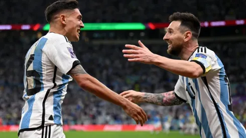 Molina Lucero festejando su gol con Messi.