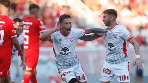 Linares celebrando el 2-2 de Instituto en Avellaneda.