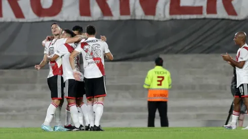 El festejo de los jugadores de River en el primer gol.