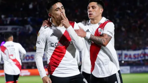 Solari festejando un gol junto a Enzo Pérez.