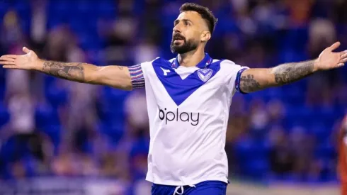 Lucas Pratto festejando el primero de Vélez.