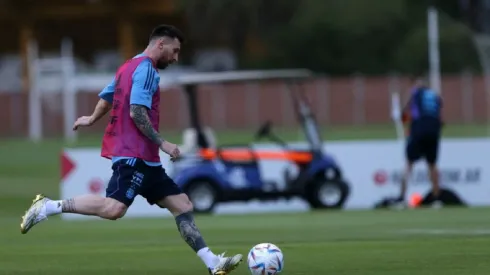 Insólito: un hincha se coló en el vestuario del predio de AFA y se sacó una foto con Messi