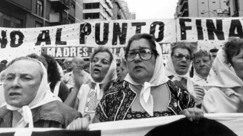 Las Abuelas de Plaza de Mayo es una organización civil de derechos humanos fundada en 1977.