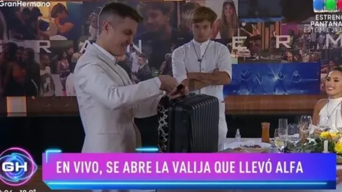 Santiago abrió la valija que dejó Alfa en la casa de Gran Hermano.