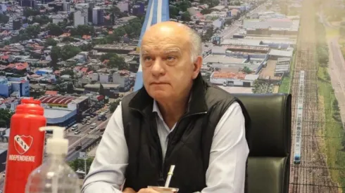 Fue viral: la insólita foto del presidente de Independiente ¡con una camiseta de Racing!