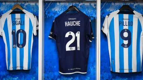 Los jugadores de Racing tienen los números cambiados en sus camisetas.