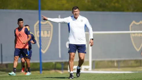 Novedoso: el inesperado jugador que Almirón probó de delantero en la práctica de Boca
