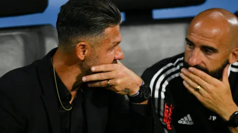 Demichelis y Pinola, atentos a la situación.