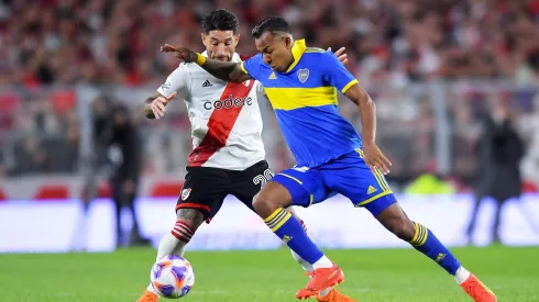 Sebastián Villa enfrentando a River en el Monumental.