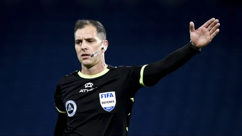 BUENOS AIRES, ARGENTINA - JULY 27: Referee Fernando Echenique gestures during a match between Boca Juniors and San Lorenzo as part of Torneo Liga Profesional 2021 at Estadio Alberto J. Armando on July 27, 2021 in Buenos Aires, Argentina. (Photo by Marcelo Endelli/Getty Images)