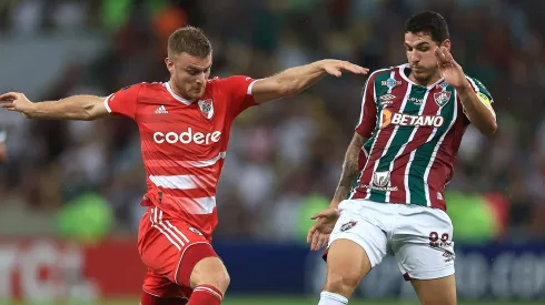 RIO DE JANEIRO, BRAZIL - MAY 02: Lucas Beltrán of River Plate battles for the ball with Nino of Fluminense during the Copa CONMEBOL Libertadores 2023 group D match between Fluminense and River Plate at Maracana Stadium on May 02, 2023 in Rio de Janeiro, Brazil. (Photo by Buda Mendes/Getty Images)