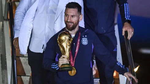 Messi con el trofeo del Mundial de Qatar.
