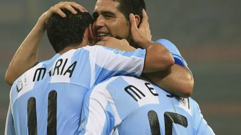 Juan Román Riquelme abrazado a Ángel Di María y Lionel Messi, invitados estelares para su despedida.
