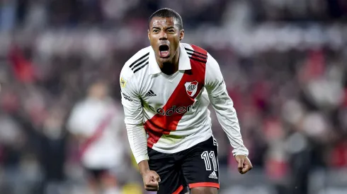 Nicolás De La Cruz mira a todos desde arriba.