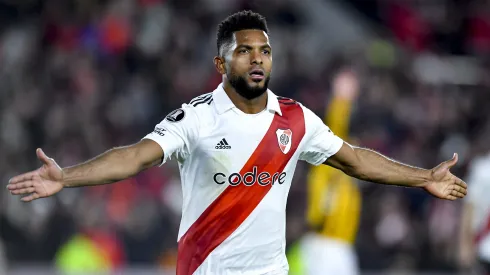 Miguel Borja celebrando un gol en River.