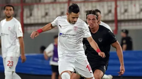 Óscar Romero durante la paliza sufrida por su nuevo equipo.