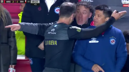 VIDEO | "Que no se te caigan las plumas": Milito estalló contra el juez de línea y lo acusó de ser hincha de River